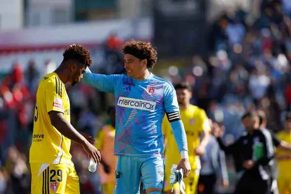 Ze Luis ve Guilermo Ochoa, Liga Portekiz maçı sırasında Estrela Amadora ve AVS Futebol SAD takımları arasında Estadio Jose Gomes 'de (Maciej Rogowski)
