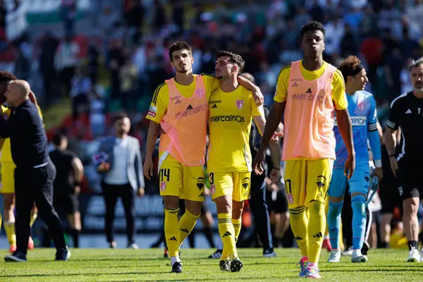 Lucas Piazon ve Rafael Rodrigues, Liga Portekiz maçı sırasında Estrela Amadora ve AVS Futebol SAD takımları arasında Estadio Jose Gomes 'de (Maciej Rogowski)