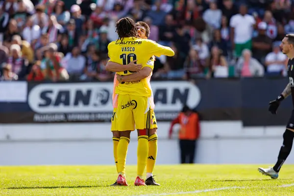 Vasco Lopes ve Lucas Piazon, Liga Portekiz maçı sırasında Estrela Amadora ve AVS Futebol SAD takımları arasında Estadio Jose Gomes 'de (Maciej Rogowski)