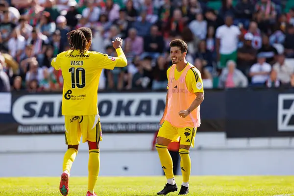 Vasco Lopes ve Lucas Piazon, Liga Portekiz maçı sırasında Estrela Amadora ve AVS Futebol SAD takımları arasında Estadio Jose Gomes 'de (Maciej Rogowski)