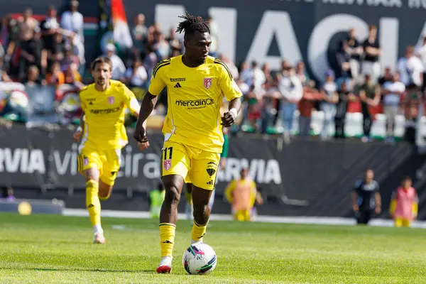 Babatunde Akinsola, Liga Portekiz maçı sırasında Estrela Amadora ve AVS Futebol SAD takımları arasında Estadio Jose Gomes 'de (Maciej Rogowski)