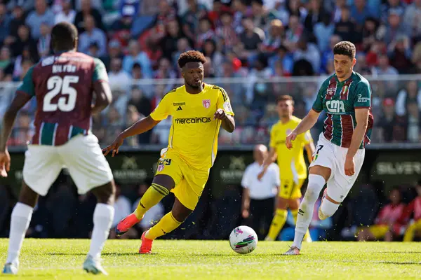 Ze Luis ve Renato Pantalon, Liga Portekiz maçı sırasında Estrela Amadora ve AVS Futebol SAD takımları arasında Estadio Jose Gomes 'de (Maciej Rogowski)