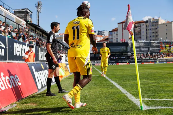 Babatunde Akinsola, Liga Portekiz maçı sırasında Estrela Amadora ve AVS Futebol SAD takımları arasında Estadio Jose Gomes 'de (Maciej Rogowski)