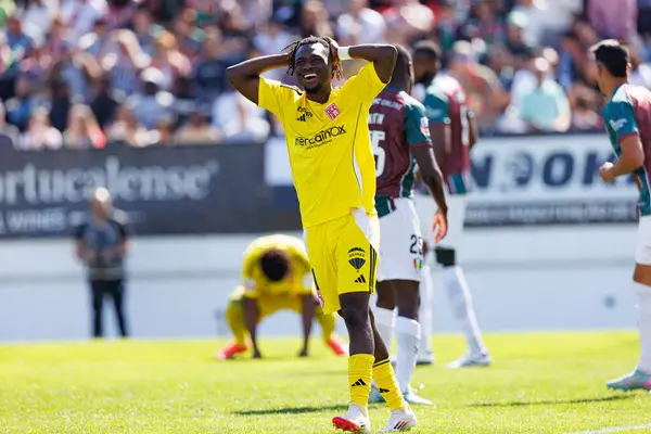 Babatunde Akinsola, Liga Portekiz maçı sırasında Estrela Amadora ve AVS Futebol SAD takımları arasında Estadio Jose Gomes 'de (Maciej Rogowski)