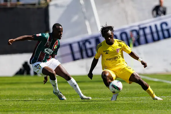 Nilton Varela ve Babatunde Akinsola, Liga Portekiz maçı sırasında Estrela Amadora ve AVS Futebol SAD takımları arasında Estadio Jose Gomes 'de görüldü (Maciej Rogowski)