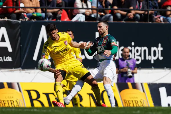 Baptiste Roux ve Kikas, Liga Portekiz maçı sırasında Estrela Amadora ve AVS Futebol SAD takımları arasında Estadio Jose Gomes 'de (Maciej Rogowski)