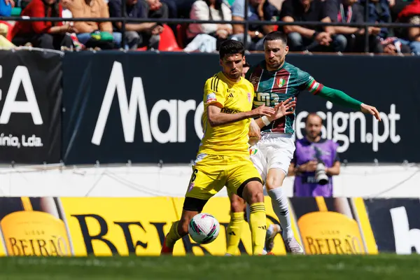 Baptiste Roux ve Kikas, Liga Portekiz maçı sırasında Estrela Amadora ve AVS Futebol SAD takımları arasında Estadio Jose Gomes 'de (Maciej Rogowski)