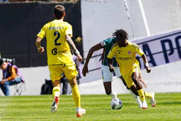 Issiar Drame ve Babatunde Akinsola, Liga Portekiz maçı sırasında Estrela Amadora ve AVS Futebol SAD takımları arasında Estadio Jose Gomes 'de görüldü (Maciej Rogowski)