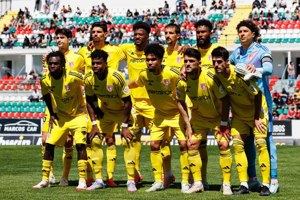 AVS oyuncuları Liga Portekiz maçı sırasında Estrela Amadora ve AVS Futebol SAD takımları arasında Estadio Jose Gomes (Maciej Rogowski)
