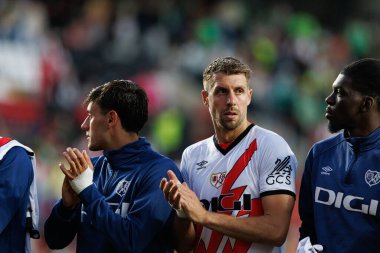 Pedro Diaz ve Florian Lejeune, LaLiga EA SPORTS maçı sırasında Estadio de Vallecas 'ta Rayo Vallecano ve Real Betis Balompie takımları arasında görüldü (Maciej Rogowski