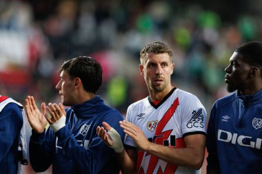 Pedro Diaz ve Florian Lejeune, LaLiga EA SPORTS maçı sırasında Estadio de Vallecas 'ta Rayo Vallecano ve Real Betis Balompie takımları arasında görüldü (Maciej Rogowski