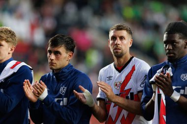 Pedro Diaz ve Florian Lejeune, LaLiga EA SPORTS maçı sırasında Estadio de Vallecas 'ta Rayo Vallecano ve Real Betis Balompie takımları arasında görüldü (Maciej Rogowski