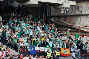 Estadio de Vallecas 'ta Rayo Vallecano ve Real Betis Balompie takımları arasında oynanan LaLiga EA SPORTS maçı sırasında Real Betis taraftarları görülüyor (Maciej Rogowski