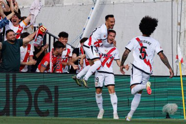 Rayo oyuncuları, Estadio de Vallecas 'ta Rayo Vallecano ve Real Betis Balompie (Maciej Rogowski) takımları arasında LaLiga EA SPORTS maçında Jorge de Frutos' tan gol üstüne gol atarken görüldü.