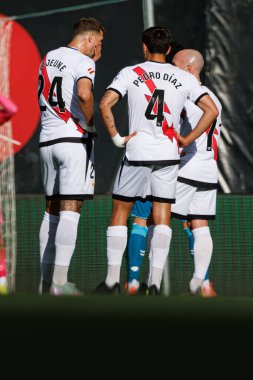 Florian Lejeune ve Pedro Diaz, LaLiga EA SPORTS maçı sırasında Estadio de Vallecas 'ta Rayo Vallecano ve Real Betis Balompie takımları arasında görüldü (Maciej Rogowski
