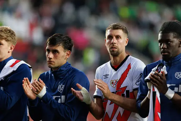 Pedro Diaz ve Florian Lejeune, LaLiga EA SPORTS maçı sırasında Estadio de Vallecas 'ta Rayo Vallecano ve Real Betis Balompie takımları arasında görüldü (Maciej Rogowski