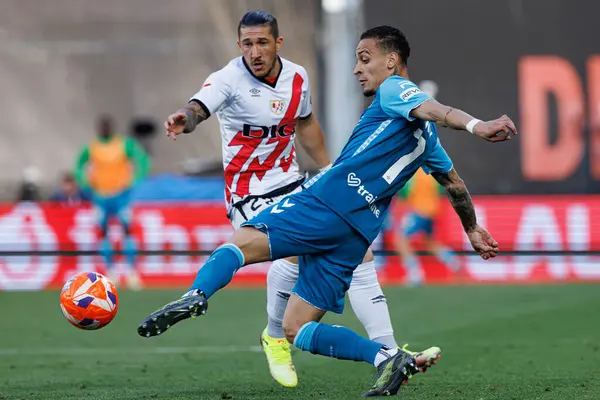 Alfonso Espino ve Antony Santos, LaLiga EA SPORTS maçı sırasında Estadio de Vallecas 'ta Rayo Vallecano ve Real Betis Balompie takımları arasında görüldü (Maciej Rogowski