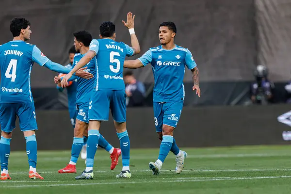 Cucho Hernandez, Estadio de Vallecas 'taki Rayo Vallecano ve Real Betis Balompie (Maciej Rogowski) takımları arasında oynanan LaLiga EA SPORTS maçında gol attıktan sonra kutlama yaparken görüldü.