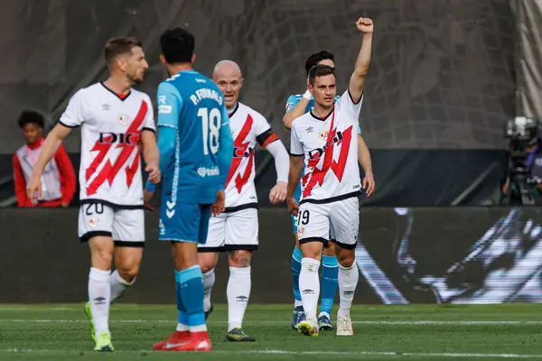 Jorge de Frutos, Estadio de Vallecas 'taki Rayo Vallecano ve Real Betis Balompie (Maciej Rogowski) takımları arasında oynanan LaLiga EA SPORTS maçında gol attıktan sonra kutlama yaparken görüldü.