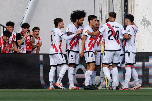 Rayo oyuncuları, Estadio de Vallecas 'ta Rayo Vallecano ve Real Betis Balompie (Maciej Rogowski) takımları arasında LaLiga EA SPORTS maçında Jorge de Frutos' tan gol üstüne gol atarken görüldü.