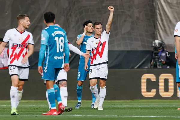Jorge de Frutos, Estadio de Vallecas 'taki Rayo Vallecano ve Real Betis Balompie (Maciej Rogowski) takımları arasında oynanan LaLiga EA SPORTS maçında gol attıktan sonra kutlama yaparken görüldü.