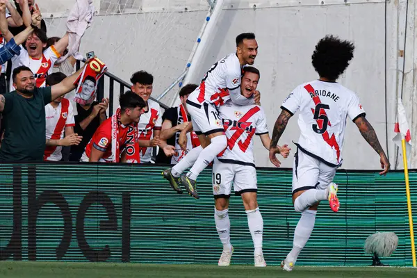 Rayo oyuncuları, Estadio de Vallecas 'ta Rayo Vallecano ve Real Betis Balompie (Maciej Rogowski) takımları arasında LaLiga EA SPORTS maçında Jorge de Frutos' tan gol üstüne gol atarken görüldü.