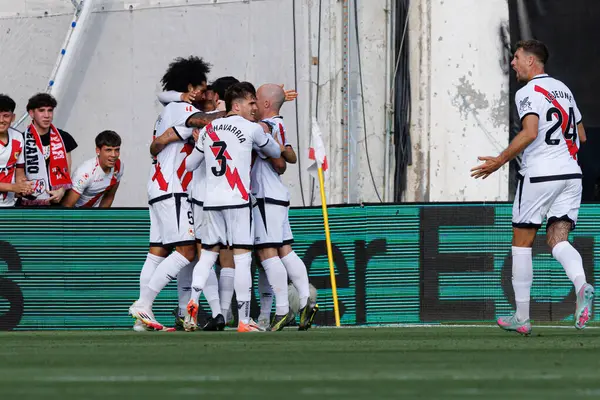 Rayo oyuncuları, Estadio de Vallecas 'ta Rayo Vallecano ve Real Betis Balompie (Maciej Rogowski) takımları arasında LaLiga EA SPORTS maçında Jorge de Frutos' tan gol üstüne gol atarken görüldü.