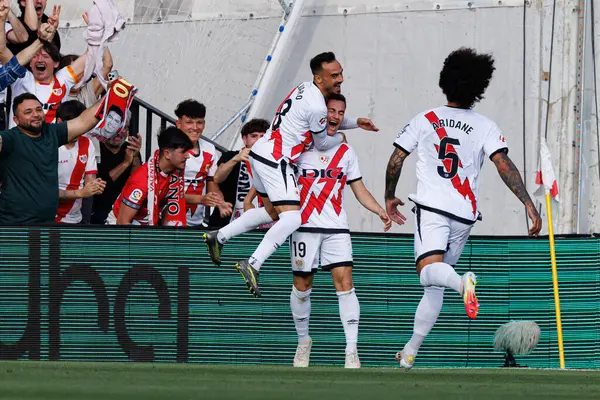 Rayo oyuncuları, Estadio de Vallecas 'ta Rayo Vallecano ve Real Betis Balompie (Maciej Rogowski) takımları arasında LaLiga EA SPORTS maçında Jorge de Frutos' tan gol üstüne gol atarken görüldü.