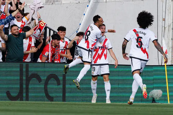 Rayo oyuncuları, Estadio de Vallecas 'ta Rayo Vallecano ve Real Betis Balompie (Maciej Rogowski) takımları arasında LaLiga EA SPORTS maçında Jorge de Frutos' tan gol üstüne gol atarken görüldü.