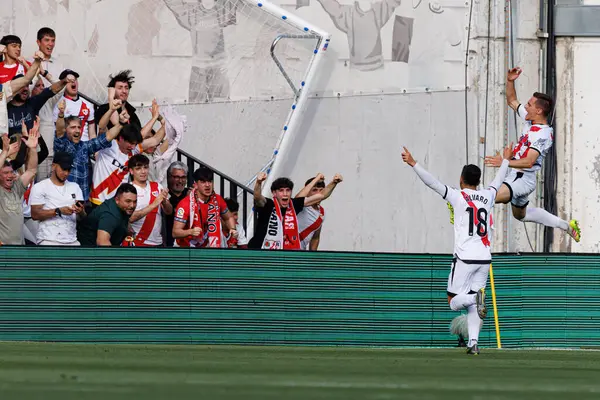 Jorge de Frutos, Estadio de Vallecas 'taki Rayo Vallecano ve Real Betis Balompie (Maciej Rogowski) takımları arasında oynanan LaLiga EA SPORTS maçında gol attıktan sonra kutlama yaparken görüldü.