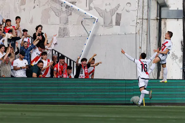 Jorge de Frutos, Estadio de Vallecas 'taki Rayo Vallecano ve Real Betis Balompie (Maciej Rogowski) takımları arasında oynanan LaLiga EA SPORTS maçında gol attıktan sonra kutlama yaparken görüldü.