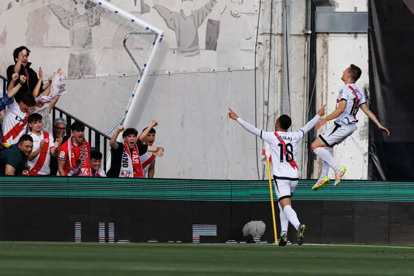 Jorge de Frutos, Estadio de Vallecas 'taki Rayo Vallecano ve Real Betis Balompie (Maciej Rogowski) takımları arasında oynanan LaLiga EA SPORTS maçında gol attıktan sonra kutlama yaparken görüldü.