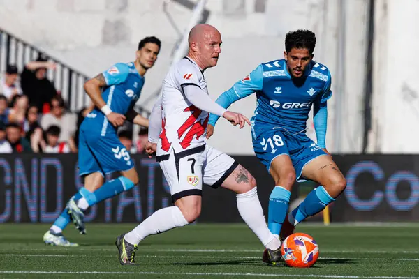 Isi Palazon ve Pablo Fornals, LaLiga EA SPORTS maçı sırasında Estadio de Vallecas 'ta Rayo Vallecano ve Real Betis Balompie takımları arasında görüldü (Maciej Rogowski