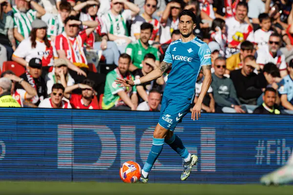  Marc Bartra, Estadio de Vallecas 'ta Rayo Vallecano ve Real Betis Balompie takımları arasında oynanan LaLiga EA SPORTS maçı sırasında görüldü (Maciej Rogowski