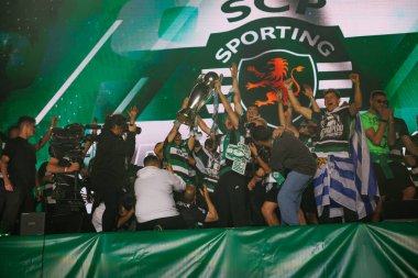 Sportif Oyuncular, Marques de Pombal 'da (Maciej Rogowski) unvan kazandıktan sonra Sporting CP kutlamaları sırasında görüldü.)