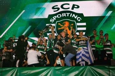 Sportif Oyuncular, Marques de Pombal 'da (Maciej Rogowski) unvan kazandıktan sonra Sporting CP kutlamaları sırasında görüldü.)
