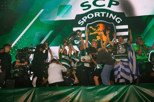 Sportif Oyuncular, Marques de Pombal 'da (Maciej Rogowski) unvan kazandıktan sonra Sporting CP kutlamaları sırasında görüldü.)