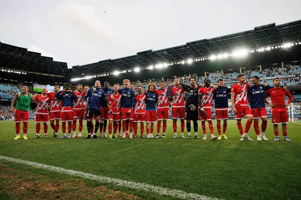 Rayo oyuncuları LaLiga EA SPORTS maçında RC Celta de Vigo ve Rayo Vallecano (Maciej Rogowski)