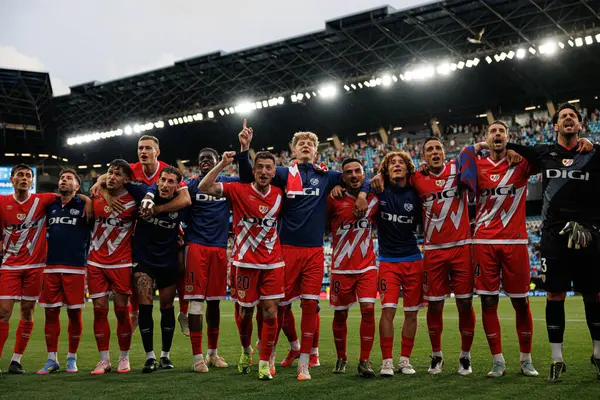 Rayo oyuncuları LaLiga EA SPORTS maçında RC Celta de Vigo ve Rayo Vallecano (Maciej Rogowski)