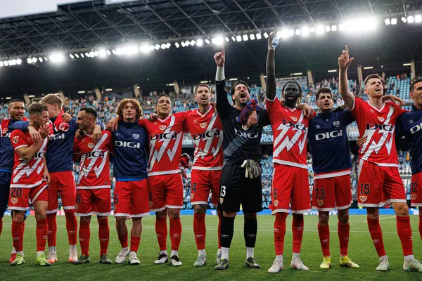 Rayo oyuncuları LaLiga EA SPORTS maçında RC Celta de Vigo ve Rayo Vallecano (Maciej Rogowski)