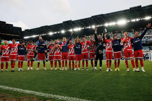 Rayo oyuncuları LaLiga EA SPORTS maçında RC Celta de Vigo ve Rayo Vallecano (Maciej Rogowski)