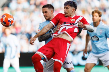 RC Celta de Vigo ve Rayo Vallecano (Maciej Rogowski) takımları arasında LaLiga EA Spor Maçı sırasında görülen Mihailo Ristiç ve Andrei Ratiu)