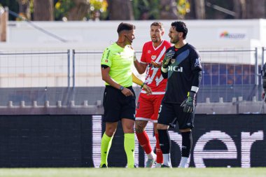 Juan Luis Pulido Santana, Florian Lejeune ve Augusto Batalla, LaLiga EA Spor Maçı sırasında RC Celta de Vigo ve Rayo Vallecano (Maciej Rogowski) takımları arasında görüldü.)