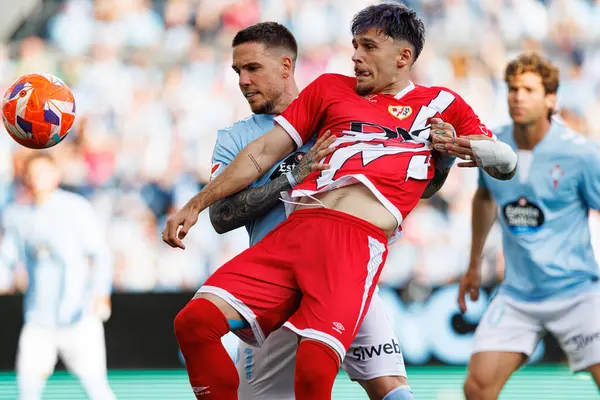 RC Celta de Vigo ve Rayo Vallecano (Maciej Rogowski) takımları arasında LaLiga EA Spor Maçı sırasında görülen Mihailo Ristiç ve Andrei Ratiu)