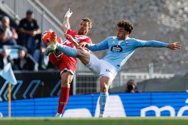Florian Lejeune ve Fran Beltran, LaLiga EA SPORTS maçı sırasında RC Celta de Vigo ve Rayo Vallecano (Maciej Rogowski)
