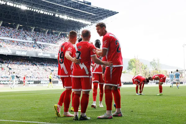 RC Celta de Vigo ve Rayo Vallecano (Maciej Rogowski) takımları arasında oynanan LaLiga EA Spor karşılaşmasında Rayo 'nun oyuncuları Isi Palazon' dan gol üstüne gol atarken görüldü.)