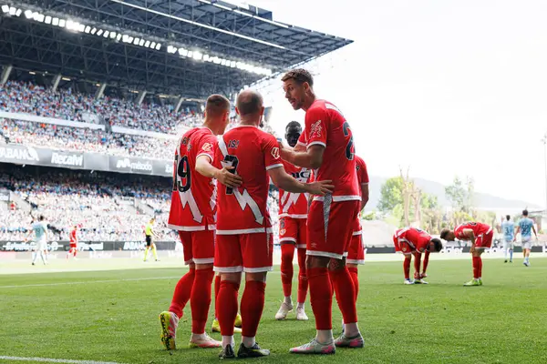 RC Celta de Vigo ve Rayo Vallecano (Maciej Rogowski) takımları arasında oynanan LaLiga EA Spor karşılaşmasında Rayo 'nun oyuncuları Isi Palazon' dan gol üstüne gol atarken görüldü.)