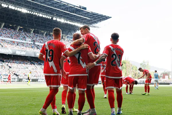 RC Celta de Vigo ve Rayo Vallecano (Maciej Rogowski) takımları arasında oynanan LaLiga EA Spor karşılaşmasında Rayo 'nun oyuncuları Isi Palazon' dan gol üstüne gol atarken görüldü.)