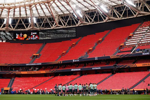 Tottenham oyuncuları UEFA Avrupa Ligi Finali 'nden önce Tottenham Hotspur FC' nin resmi eğitim oturumunda görüldü (Maciej Rogowski)