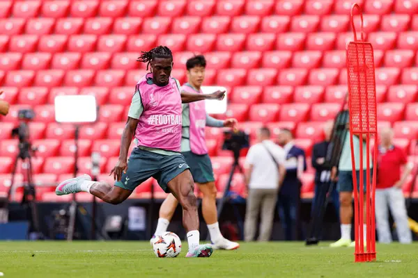 Yves Bissuma, UEFA Avrupa Ligi Finali öncesinde Tottenham Hotspur FC 'nin resmi eğitim oturumunda görüldü (Maciej Rogowski)